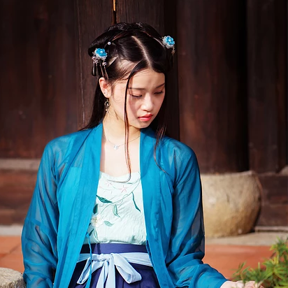 藍衣帶團扇女生頭像，唯美古風女子真人頭像