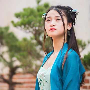 藍衣帶團扇女生頭像，唯美古風女子真人頭像