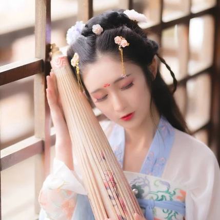 粉色小清新帶團(tuán)扇頭像，唯美古風(fēng)女子真人頭像