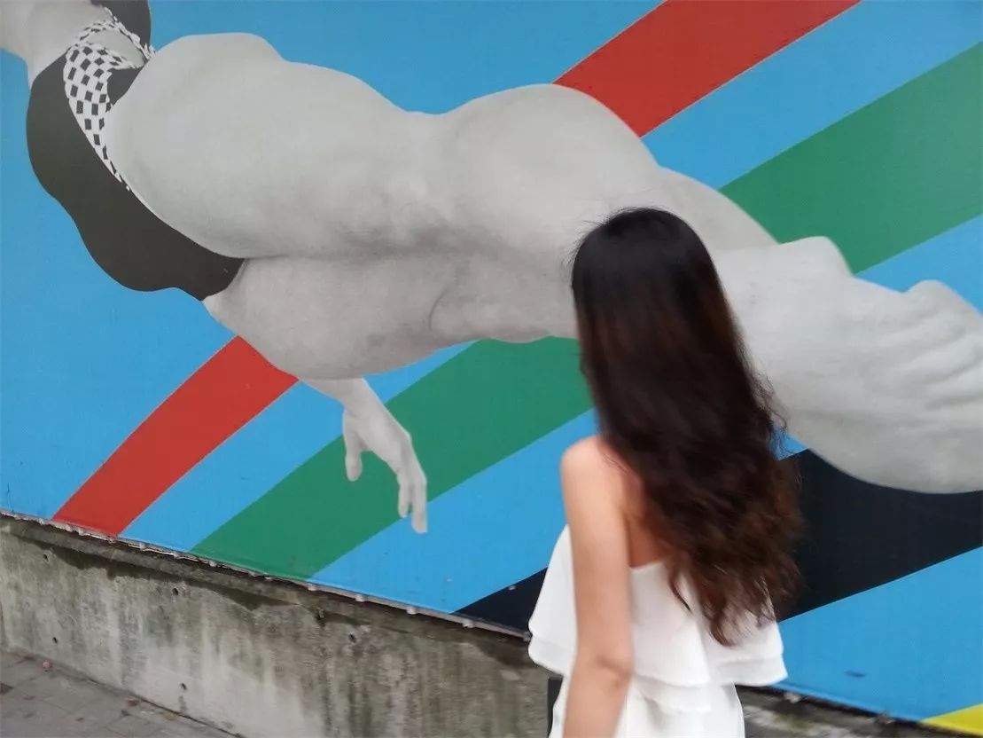 青島·Villaart維林藝墅，因?yàn)榉孔訍凵弦蛔? src="/shige/d/file/bigpic/190404/04/13-1G01PU151-50.jpg" style="height: 1066px; width: 800px;" / data-Sdrl="a33rvh"></p>
<p data-e1bl="LmsX6g">
	　　「小時(shí)候，媽媽對我講，大海，就是我故鄉(xiāng)&hellip;&hellip;」</p>
<p data-N6Zs="ZmxleX">
	　　我是鞠慧，從小在海邊的我就是聽著這首歌長大的。現(xiàn)在，我的小孩也在咿咿呀呀的學(xué)唱著同一首歌。</p>
<p data-wQJg="T65gEL">
	　　大海給了我熱愛藝術(shù)的靈魂，家里父輩都是出色的藝術(shù)家，從小耳濡目染。在</p>
<p data-BOIv="zIZiFX">
	　　學(xué)習(xí)設(shè)計(jì)藝術(shù)幾年中，我刷遍中國的美術(shù)館、藝術(shù)區(qū)。<br / data-amtf="SQokrI">
	<img alt=