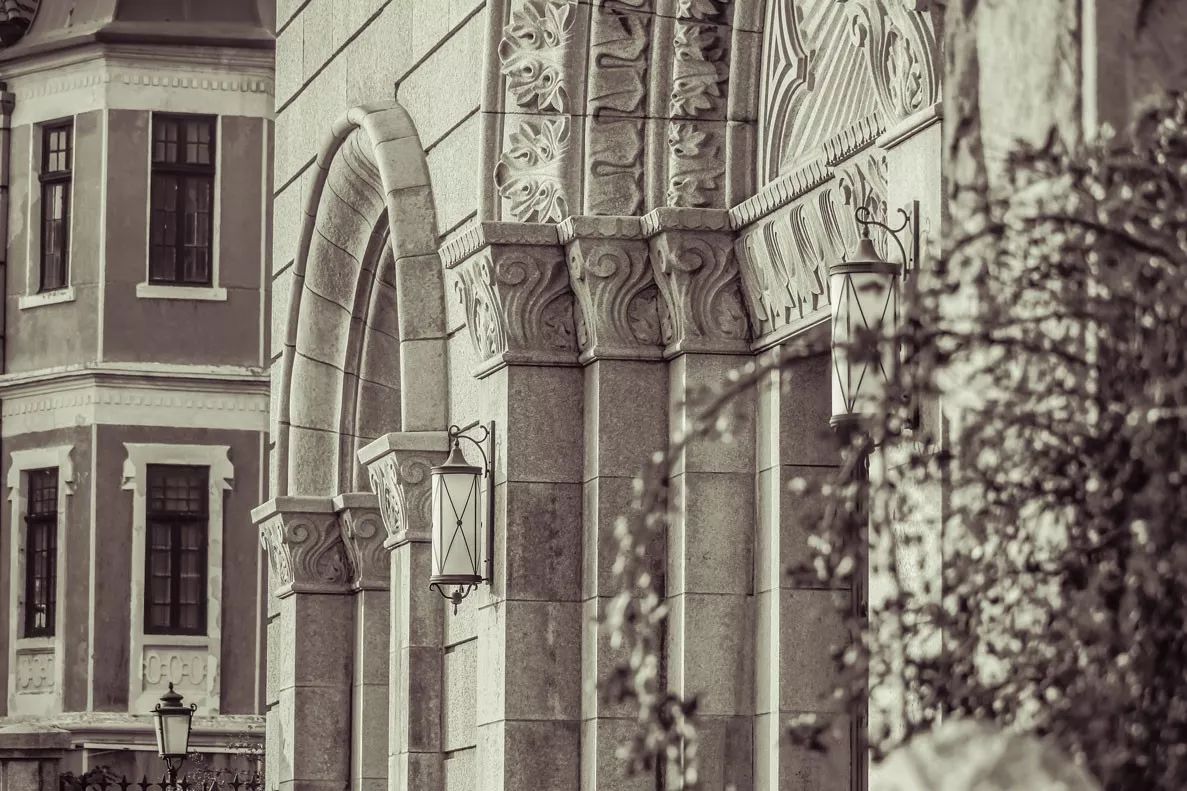 青島·Villaart維林藝墅，因?yàn)榉孔訍凵弦蛔? src="/shige/d/file/bigpic/190404/04/13-1G01PU150-51.jpg" style="height: 530px; width: 800px;" / data-Jm3Y="UiYmmK"></p>
<p data-rUNT="8GwOJL">
	　　除了那些傳統(tǒng)景點(diǎn)，我強(qiáng)烈建議你暴走一下青島的大街小巷，尤其是市南區(qū)中部，青島就是一個(gè)大花園，處處皆風(fēng)景。</p>
<p data-6HUJ="4UKu2f">
	　　現(xiàn)在的八大關(guān)，正是最美的時(shí)候。<strong data-7Ici="fcxWNi">春天看花，秋天看葉，像海瀾之家一樣，一年逛兩次~</strong><br / data-VE7F="aG7PCj">
	<img alt=