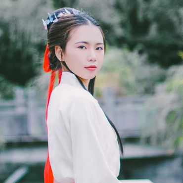 白衣帶折扇女生頭像，唯美古風(fēng)真人頭像