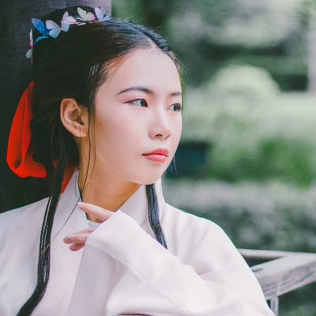 白衣帶折扇女生頭像，唯美古風(fēng)真人頭像