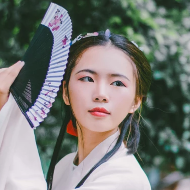 白衣帶折扇女生頭像，唯美古風(fēng)真人頭像