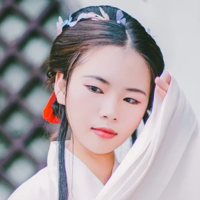 白衣帶折扇女生頭像，唯美古風(fēng)真人頭像