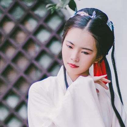 白衣帶折扇女生頭像，唯美古風(fēng)真人頭像