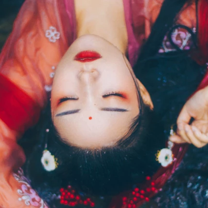 嬌艷紅衣女子頭像，唯美古風真人頭像