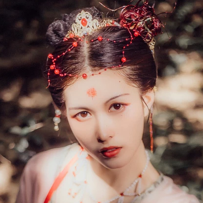 嬌艷彼岸花女子頭像，唯美古風真人頭像