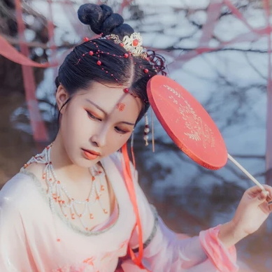 嬌艷彼岸花女子頭像，唯美古風真人頭像