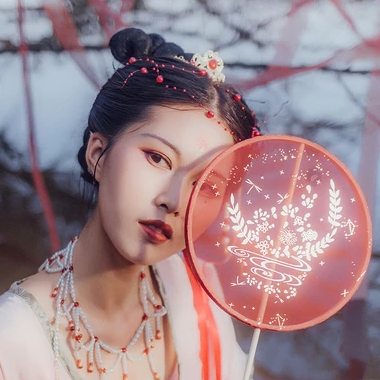 嬌艷彼岸花女子頭像，唯美古風真人頭像