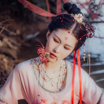 嬌艷彼岸花女子頭像，唯美古風真人頭像