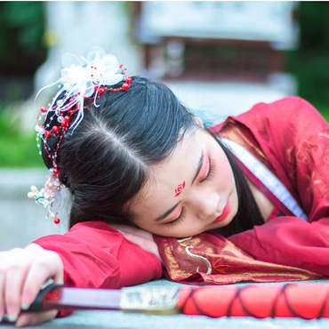 霸氣紅衣女子帶劍頭像，唯美古風(fēng)女子真人頭像