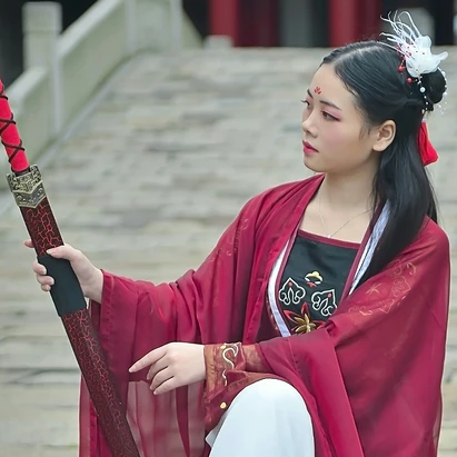 霸氣紅衣女子帶劍頭像，唯美古風(fēng)女子真人頭像
