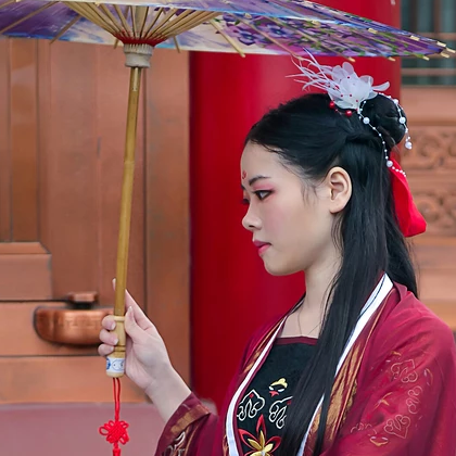 霸氣紅衣女子帶劍頭像，唯美古風(fēng)女子真人頭像