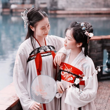 梅花樹下閨蜜頭像，唯美古風(fēng)女子真人頭像