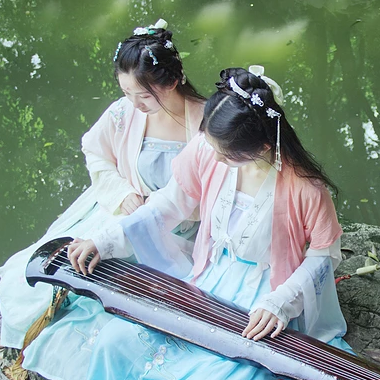 綠陰樹下閨蜜頭像，唯美古風(fēng)女子頭像