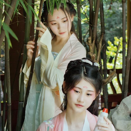 綠陰樹下閨蜜頭像，唯美古風(fēng)女子頭像