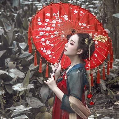 嬌艷紅裙帶紅傘頭像，唯美古風(fēng)女子頭像