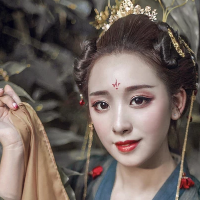 嬌艷紅裙帶紅傘頭像，唯美古風(fēng)女子頭像