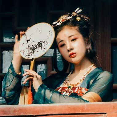 青玉暗紅裙帶團扇頭像，唯美古風女子頭像