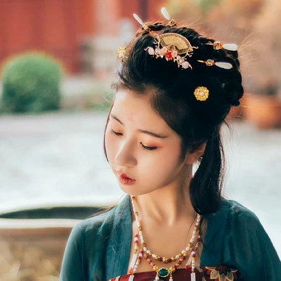 青玉暗紅裙帶團扇頭像，唯美古風女子頭像