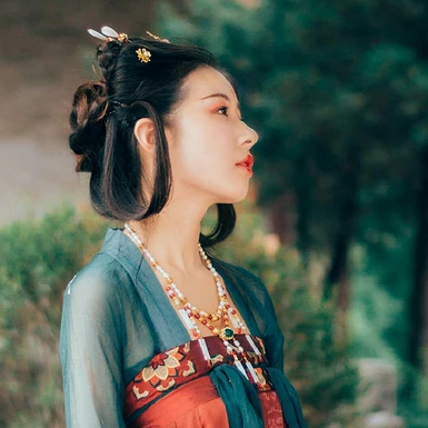 青玉暗紅裙帶團扇頭像，唯美古風女子頭像