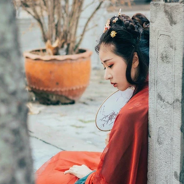 青玉暗紅裙帶團扇頭像，唯美古風女子頭像