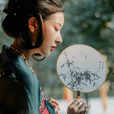 青玉暗紅裙帶團扇頭像，唯美古風女子頭像