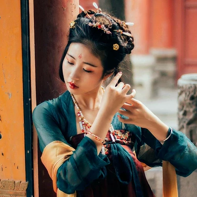 青玉暗紅裙帶團扇頭像，唯美古風女子頭像