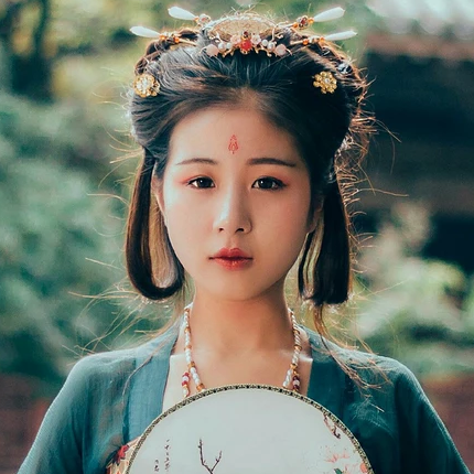 青玉暗紅裙帶團扇頭像，唯美古風女子頭像