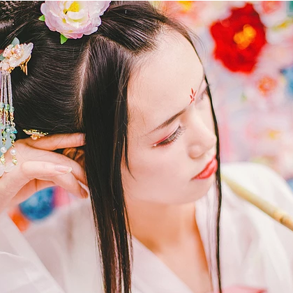 嬌艷花朵粉裙頭像，唯美古風(fēng)女子頭像