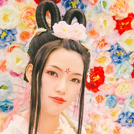 嬌艷花朵粉裙頭像，唯美古風(fēng)女子頭像