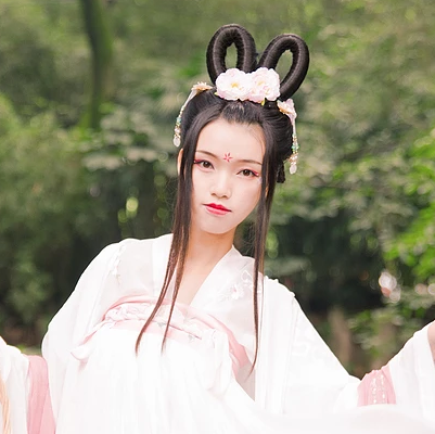 嬌艷花朵粉裙頭像，唯美古風(fēng)女子頭像