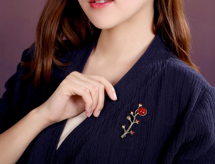 一曲紅塵胸針，優(yōu)雅復(fù)古瑪瑙飾品