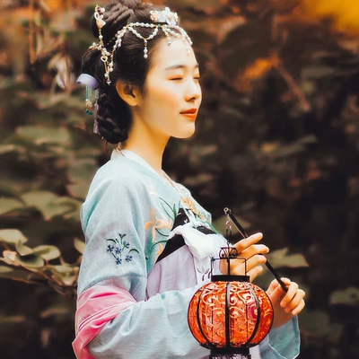 秋意唯美帶傘頭像，唯美古風(fēng)真人女子頭像