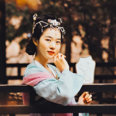 秋意唯美帶傘頭像，唯美古風(fēng)真人女子頭像