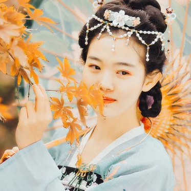 秋意唯美帶傘頭像，唯美古風(fēng)真人女子頭像