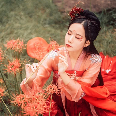 妖艷彼岸花紅衣女子頭像，唯美古風(fēng)真人頭像