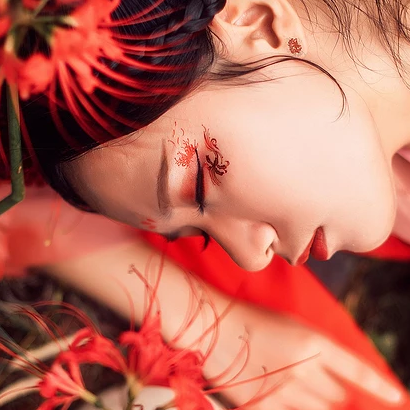 妖艷彼岸花紅衣女子頭像，唯美古風(fēng)真人頭像