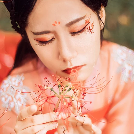 妖艷彼岸花紅衣女子頭像，唯美古風(fēng)真人頭像