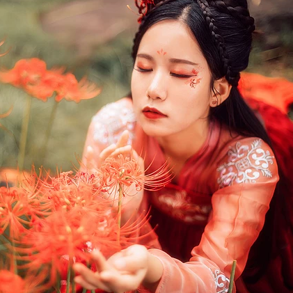 妖艷彼岸花紅衣女子頭像，唯美古風(fēng)真人頭像