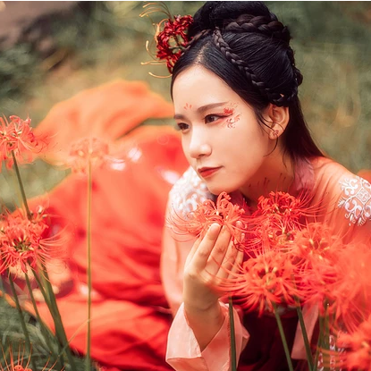 妖艷彼岸花紅衣女子頭像，唯美古風(fēng)真人頭像