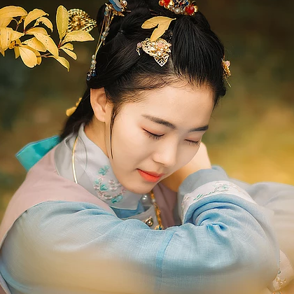 秋風(fēng)帶團(tuán)扇少女頭像，唯美古風(fēng)真人頭像