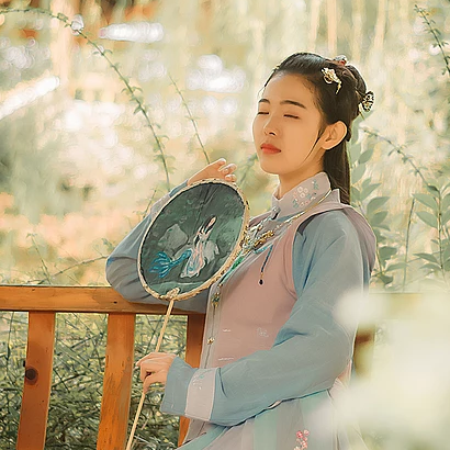 秋風(fēng)帶團(tuán)扇少女頭像，唯美古風(fēng)真人頭像