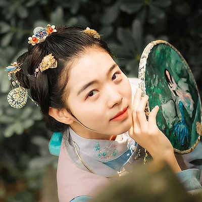 秋風(fēng)帶團(tuán)扇少女頭像，唯美古風(fēng)真人頭像