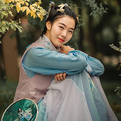 秋風(fēng)帶團(tuán)扇少女頭像，唯美古風(fēng)真人頭像