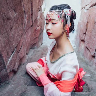 浮世年華少女頭像，唯美古風真人頭像