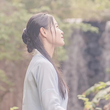 溪泉邊唯美古風(fēng)女子真人頭像