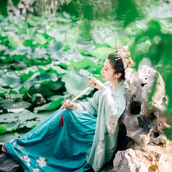 夏日荷塘帶團(tuán)扇少女頭像，唯美古風(fēng)真人頭像