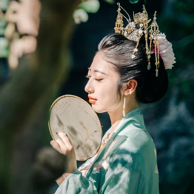 夏日荷塘帶團(tuán)扇少女頭像，唯美古風(fēng)真人頭像